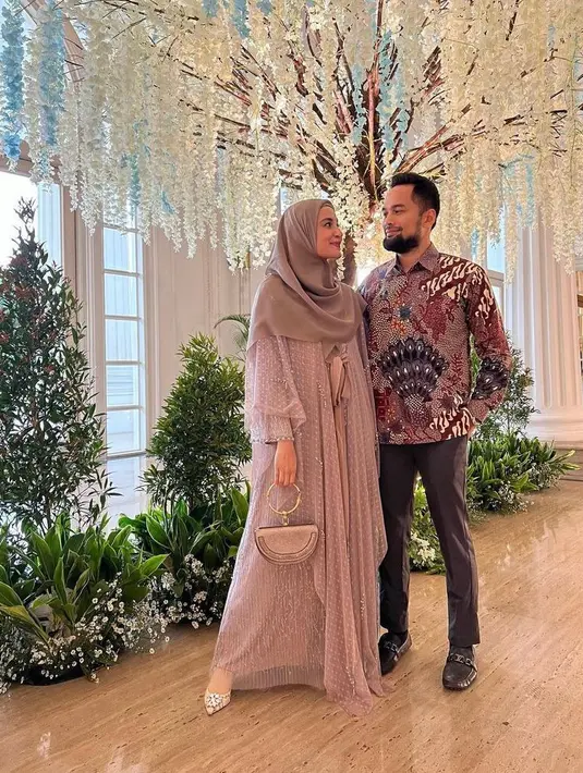 Atau bisa juga pilih dress dengan aksen tulle yang cantik, seperti outfit kondangan Shireen Sungkar ini. Padukan dengan handbag! (Instagram/shireensungkar)