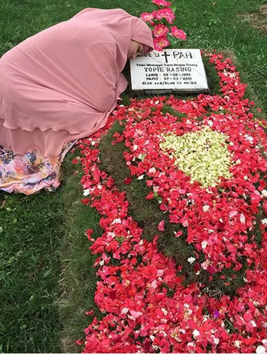 "Pak Ustaz Somad itu hanya menyampaikan. Tentunya, niatku karena Allah. Karena kewajibanku sebagai wanita muslimah, aku harus menutup aurat. Tapi dipakai medianya sama Allah yaitu Pak Ustaz Abdul Somad," lanjutnya. (Instagram/princess_cinta_penelope)