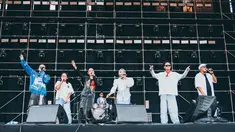 Sule, Putri Delina, Rizwan dan Ferdy selaras mengenakan busana warna putih dan light jeans sebagai warna bawahannya, sementara Rizky Febian dan Mahalini tampil kece dengan warna baju berbeda. Sule, anak dan menantunya kompak menyapa penonton Pestapora di hari ketiga. Tak sedikit netizen yang mendoakan untuk kesukesan keluarga Sule ini di industri musik Tanah Air. (Liputan6.com/IG/@putridelinaa)