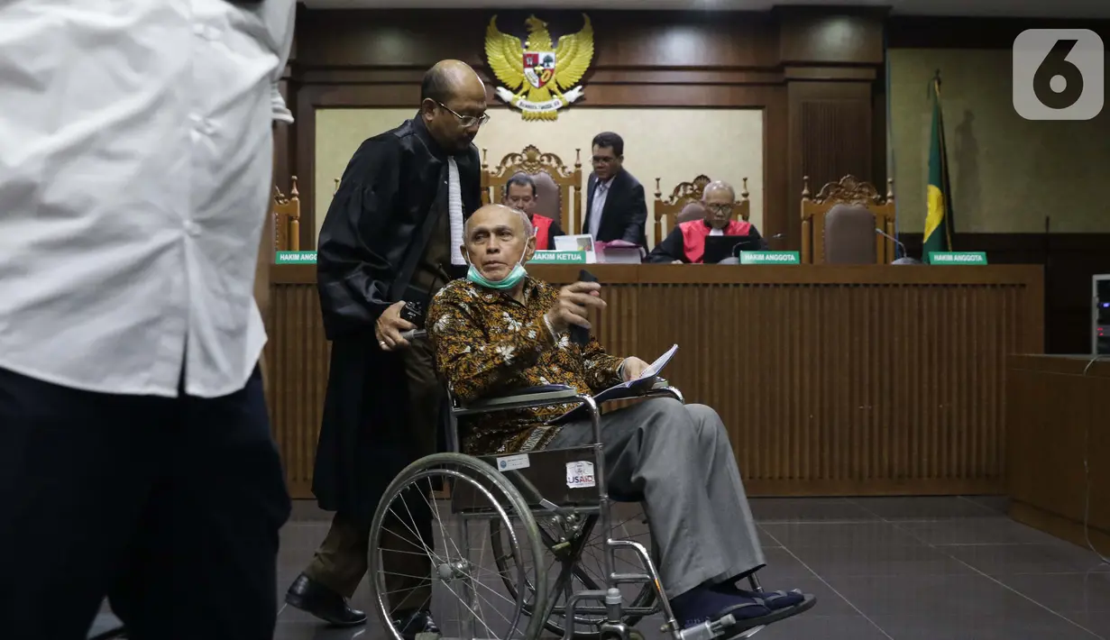 Terdakwa kasus dugaan kepemilikan senjata api illegal, Kivlan Zen usai menjalani sidang lanjutan di PN Jakarta Pusat, Kamis (3/10/2019). Majelis menunda sidang yang beragendakan pembacaan eksepsi karena alasan kesehatan dan legalitas kuasa hukum terdakwa. (Liputan6.com/Helmi Fithriansyah)