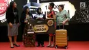 Karyawan Susanti berbincang dengan jajaran manajemen usai menerima apresiasi berupa paket umroh pada acara Golden Heart Award di Lippo Mall Puri, Jakarta, Rabu (13/3). (Liputan6.com/Fery Pradolo)