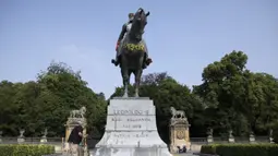 Sejumah pria membersihkan coretan pada patung Raja Belgia Leopold II di Brussel, Belgia, Rabu (10/6/2020). Di tengah protes dunia atas kematian George Floyd, patung Raja Leopold II dirusak karena pemerintahannya yang brutal ketika menguasai Kongo ratusan tahun silam. (AP Photo/Virginia Mayo)