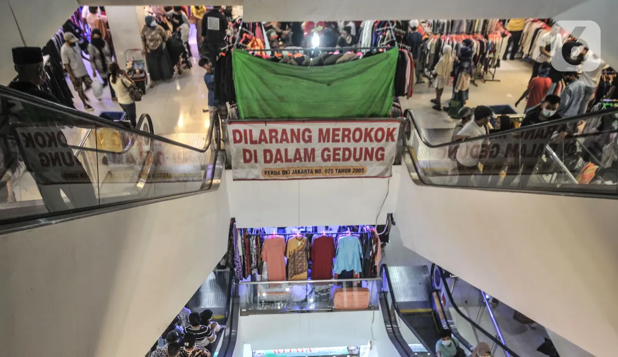 Suasana di Pasar Senen, Jakarta, Minggu (9/5/2021). Jelang Hari Raya Idul Fitri, bursa pakaian impor bekas masih diminati warga Ibu Kota untuk dikenakan saat Lebaran ataupun aktivitas sehari-hari. (merdeka.com/Iqbal S. Nugroho)