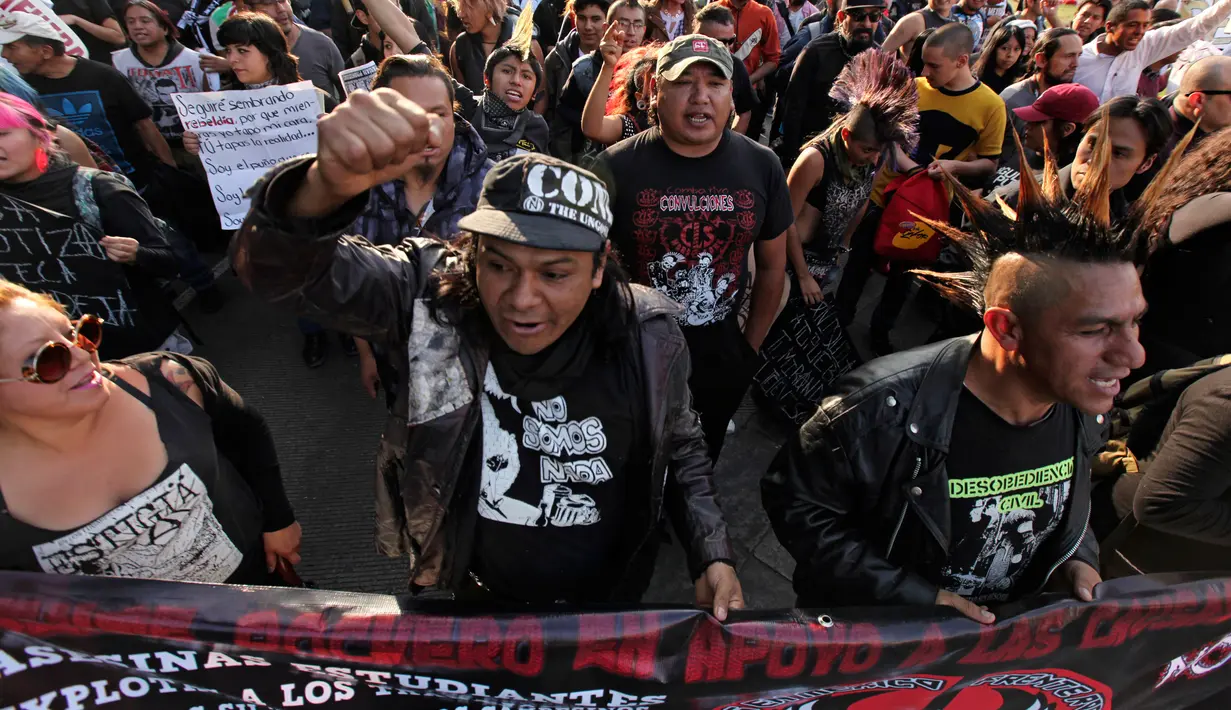 Sejumlah anak Punk turun ke jalan menolak kenaikan harga BBM, Mexico City, Meksiko (9/1). Para pengunjuk rasa menuntut Presiden Enrique Pena Nieto mencabut kebijakan tersebut atau mundur dari jabatannya. (AP Photo/Marco Ugarte)