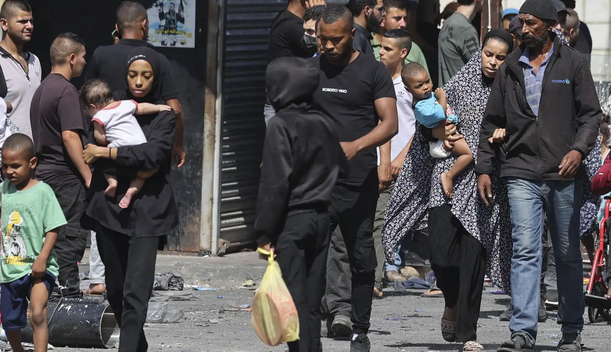 "Ada sekitar tiga ribu orang yang telah meninggalkan kamp sejauh ini," kata Wakil gubernur Jenin, Kamal Abu al-Roub, dikutip AFP, Selasa (4/7/2023). (AFP/Jaafar Ashtiyeh)