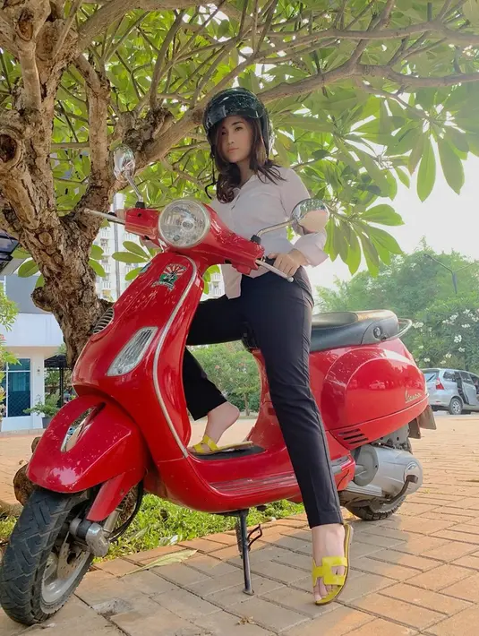 Eva sendiri cukup sering terlihat menggunakan baju berwarna putih. Tentu saja baju tersebut bisa ia padupadankan dengan bawahan berwarna apasaja. Di pernampilannya ini pun terlihat cukup sederhana tapi tetap terlihat stylish. (Liputan6.com/IG/@eva_anindita_zachrie)
