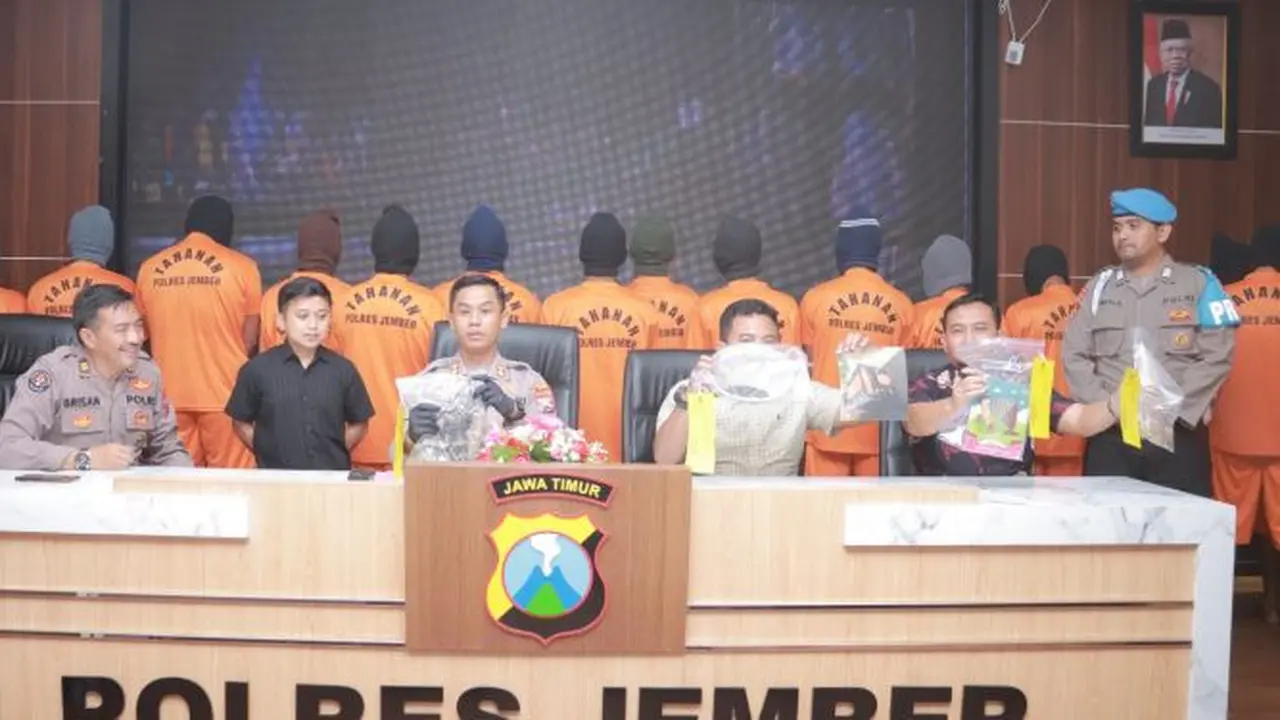 Kapolres Jember AKBP Hery Purnomo menunjukan barang bukti  penambang emas ilegal di Jember. (Istimewa)