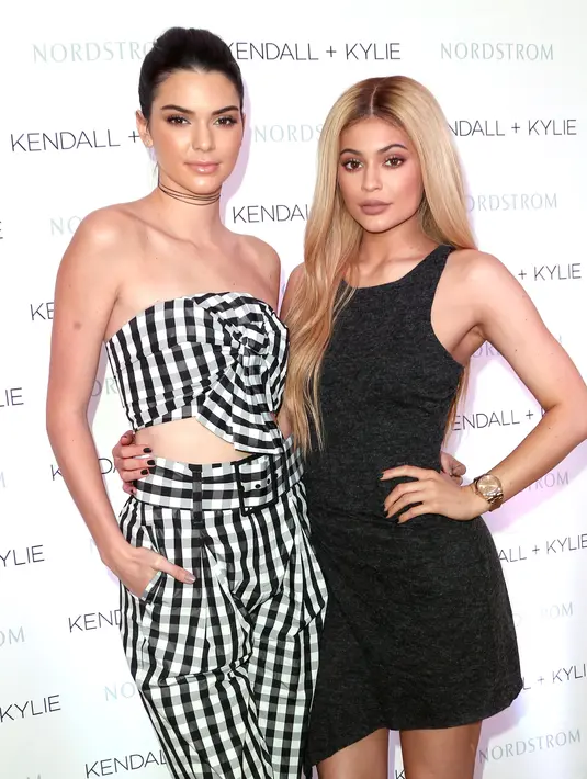 Terlahir dari keluarga kaya dan penuh glamour, rupanya tak cukup untuk Kylie Jenner. Bukan tak cukup memiliki harta yang berlimpah, namun diam-diam Kylie iri terhadap Kendall. (AFP/Bintang.com)