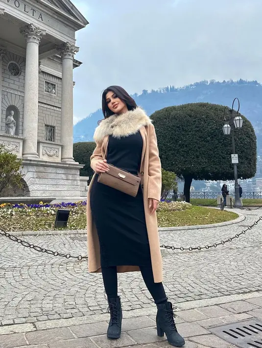 Ritassya tampil stylish saat kenakan fitted dress sebagai outfit musim dingin. Dipadukan dengan legging dan boots serta collar berbulu [@ritassyawellgreat]