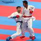 Karateka putra Indonesia, Rifki Ardiansyah Arrosyiid saat bertarung melawan karateka Iran, Amir Mahdi Zadeh di babak final nomor Kumite -60 kg di Arena Karate JCC Senayan, Jakarta, Minggu (26/8). Rifki menang dengan skor 9-7. (Liputan6.com/Fery Pradolo)