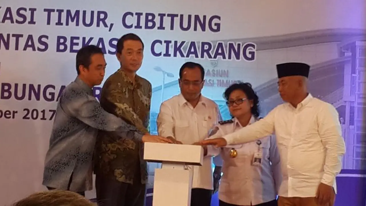 Menteri Perhubungan Budi Karya Sumadi meresmikan pengoperasian Kereta Rel Listrik (KRL) lintas Bekasi-Cikarang dan Stasiun Bekasi Timur Sabtu (7/10/2017).