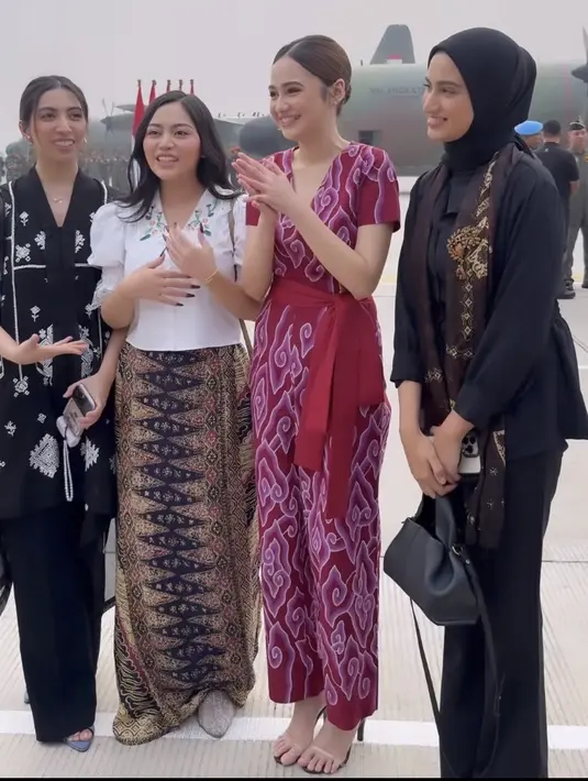 <p>Atasan tersebut dipadukan kain batik coklat sebagai bawahannya. Dengan sandal slop berbordir. [@rachelvennya]</p>