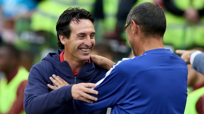 Pelatih Arsenal Unai Emery (kiri) dan Pelatih Chelsea Maurizio Sarri saling menyapa sebelum pertandingan International Champions Cup (ICC) di Stadion Aviva di Dublin (1/8). Arsenal menang atas Chelsea lewat adu penalti 6-5. (AFP Photo/Paul Faith)