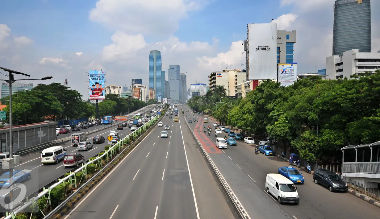 Jalan protokol menuju pusat perkantoran di wilayah Jakarta Pusat dan Jakarta Selatan terpantau lancar usai libur panjang Natal, Jakarta, Senin (28/12). (Liputan6.com/Yoppy Renato)