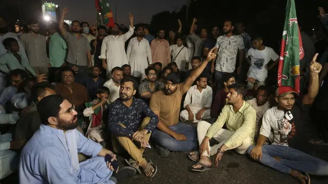 Pendukung partai mantan PM Pakistan Imran Khan, Pakistan Tehreek-e-Insaf (PTI). (Fareed Khan/AP Photo)