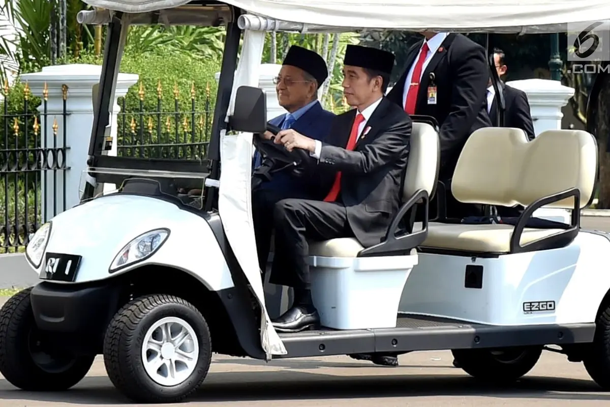 Naik Mobil Golf, Jokowi Jadi Sopir Mahathir Mohamad di Istana Bogor