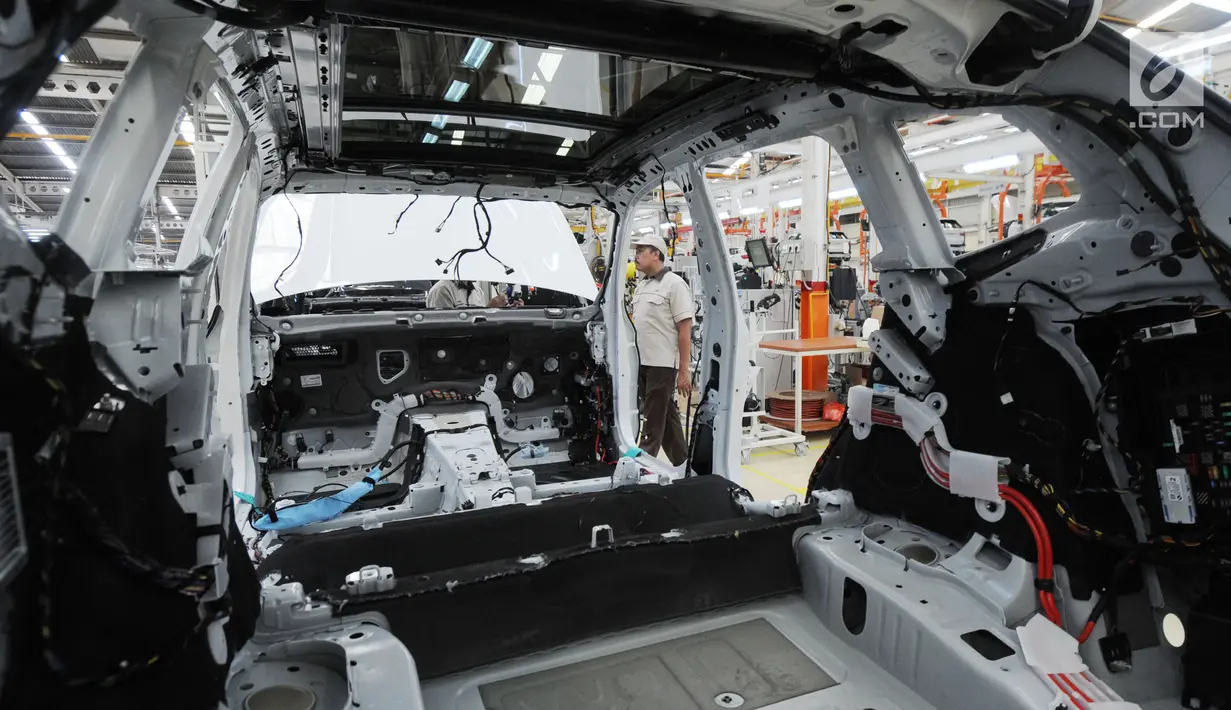 Tampilan dalam All New BMW X3 xDriver20i saat dirakit di PT Gaya Motor, Sunter, Jakarta, Rabu (18/7). All New BMW X3 xDriver20i rakitan dalam negeri ditawarkan dengan harga Rp 1.009.000.000. (Merdeka.com/Dwi Narwoko)