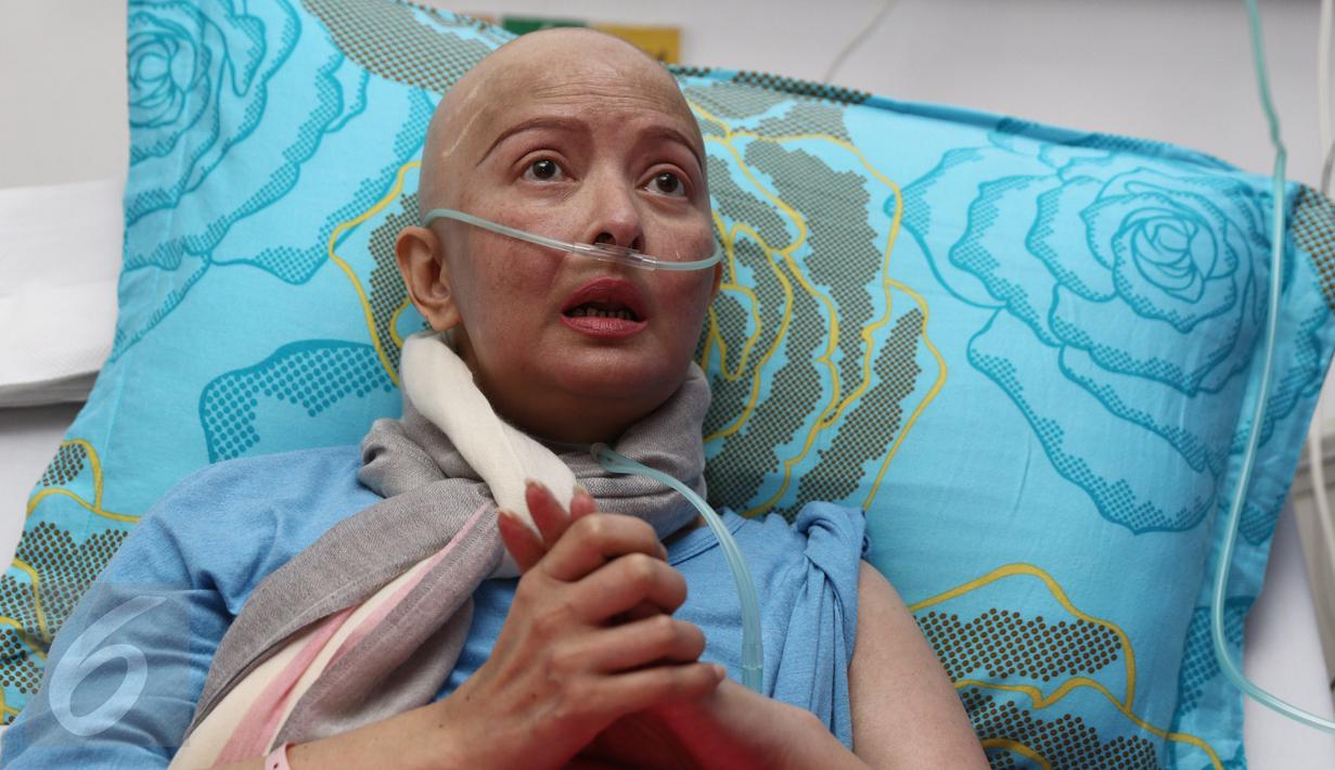 Yana Zein saat diwawancari oleh wartawan di Rumah Sakit Siloam, Jakarta, Selasa (3/1). Yana Zein menjelaskan kondisi kesehatannya selama 15 hari mendapatkan perawatan insentif. (Liputan6.com/Herman Zakharia)