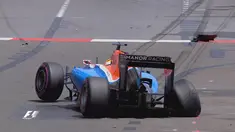 Pebalap Manor Racing asal Indonesia, Rio Haryanto, mengalami kecelakaan setelah kehilangan kendali dan menabrak dinding pembatas saat latihan bebas kedua F1 GP Monako, Kamis (26/5/2016). (Bola.com/Twitter/F1)