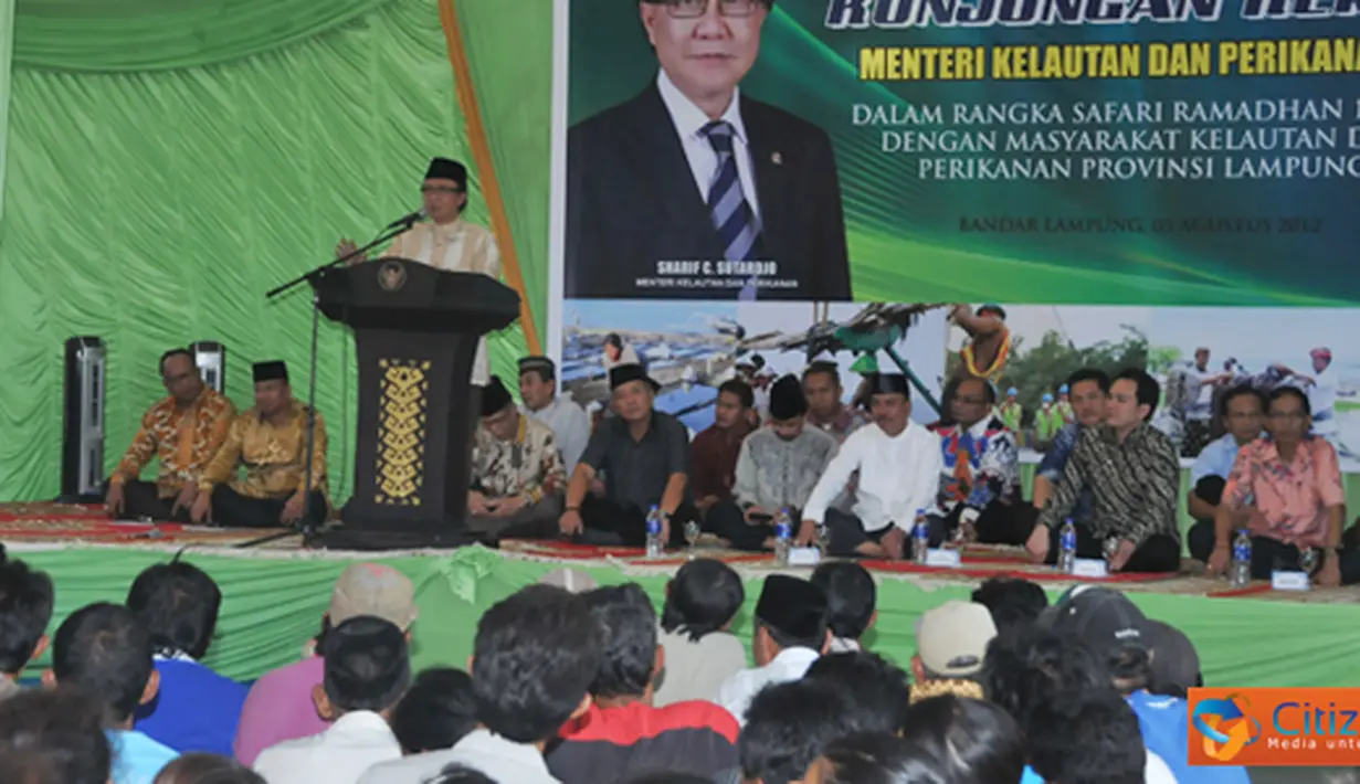 Citizen6, Lampung: MKP SCS dan Sekda Prov.Lampung Berlian Tihang juga melakukan buka puasa bersama dengan masyarakat nelayan dan keluara di PPP Lampasing. (Pengirim: Efrimal Bahri)
