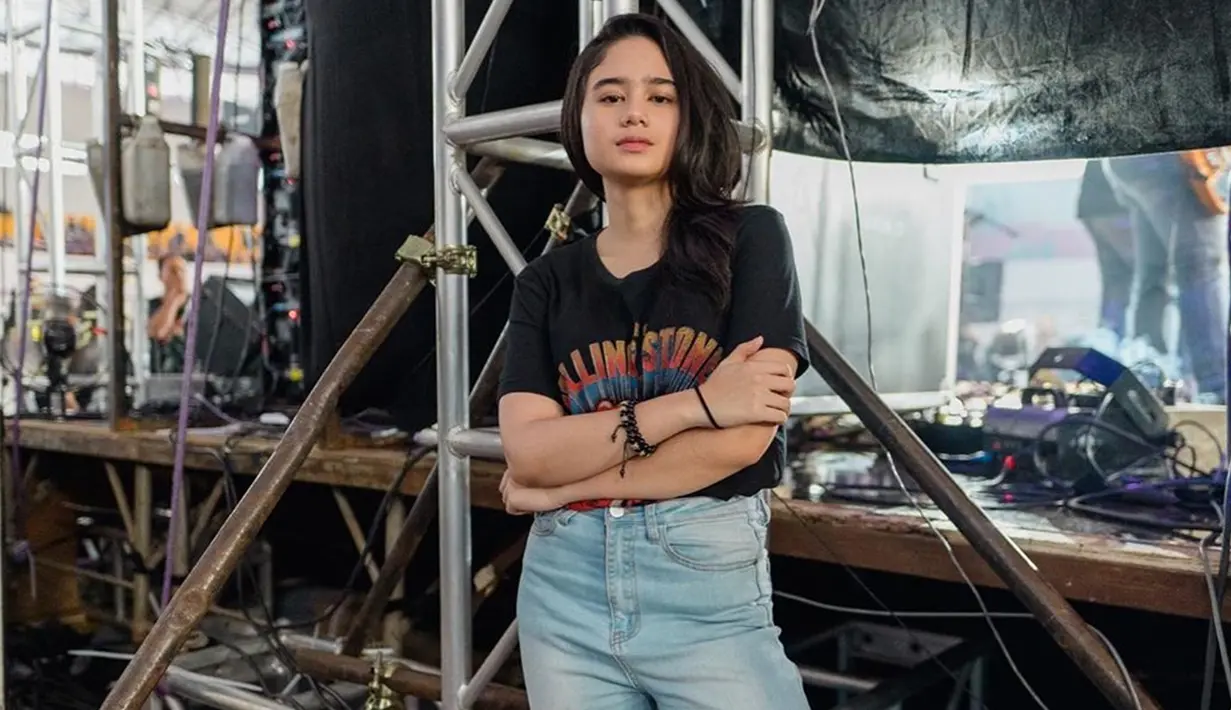 Dilihat dari akun Instagram pribadinya, perempuan 17 tahun ini cukup sering menggunakan kaus. Ia pun memadupadankan kaus yang dikenakan dengan celana denim. (Liputan6.com/IG/tissabiani)