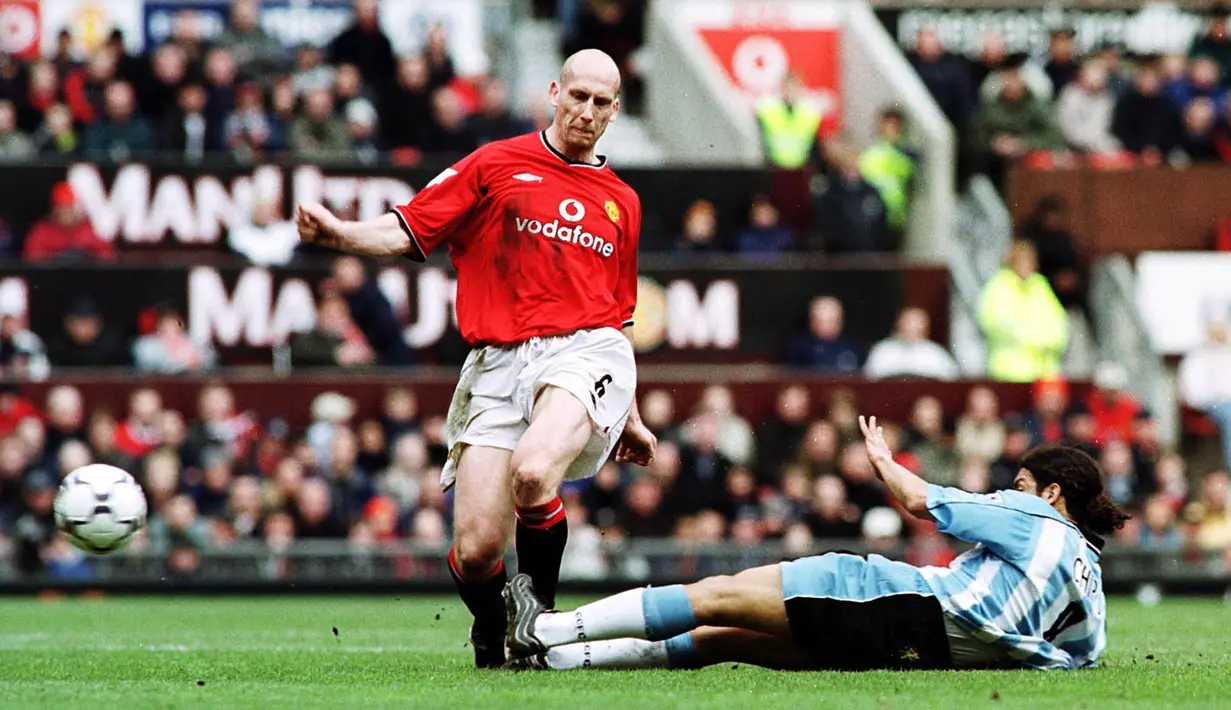 Jaap Stam (kiri) berada pada urutan keempat pemain yang dilepas Manchester United dengan harga mahal. Stam dijual Manchester United ke Lazio pada musim 2001-2002 dengan harga 25,7 juta pounds. (AFP/Robin Parker)