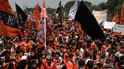 Puluhan ribu Jakmania (suporter tim Persija) menggelar aksi di depan Istana Negara, Jakarta, Selasa (5/5/2015). Dalam aksinya, mereka membentangkan tulisan yang berisi kekecewaan terhadap permasalahan sepak bola nasional. (Liputan6.com/Johan Tallo)