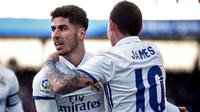 Marco Asensio (kiri) dan James Rodriguez (kanan) masing-masing mencetak satu gol saat Real Madrid menang 4-1 atas Eibar di Stadion Municipal de Ipurua, Sabtu (4/3/2017). (AFP/Ander Gillenea)