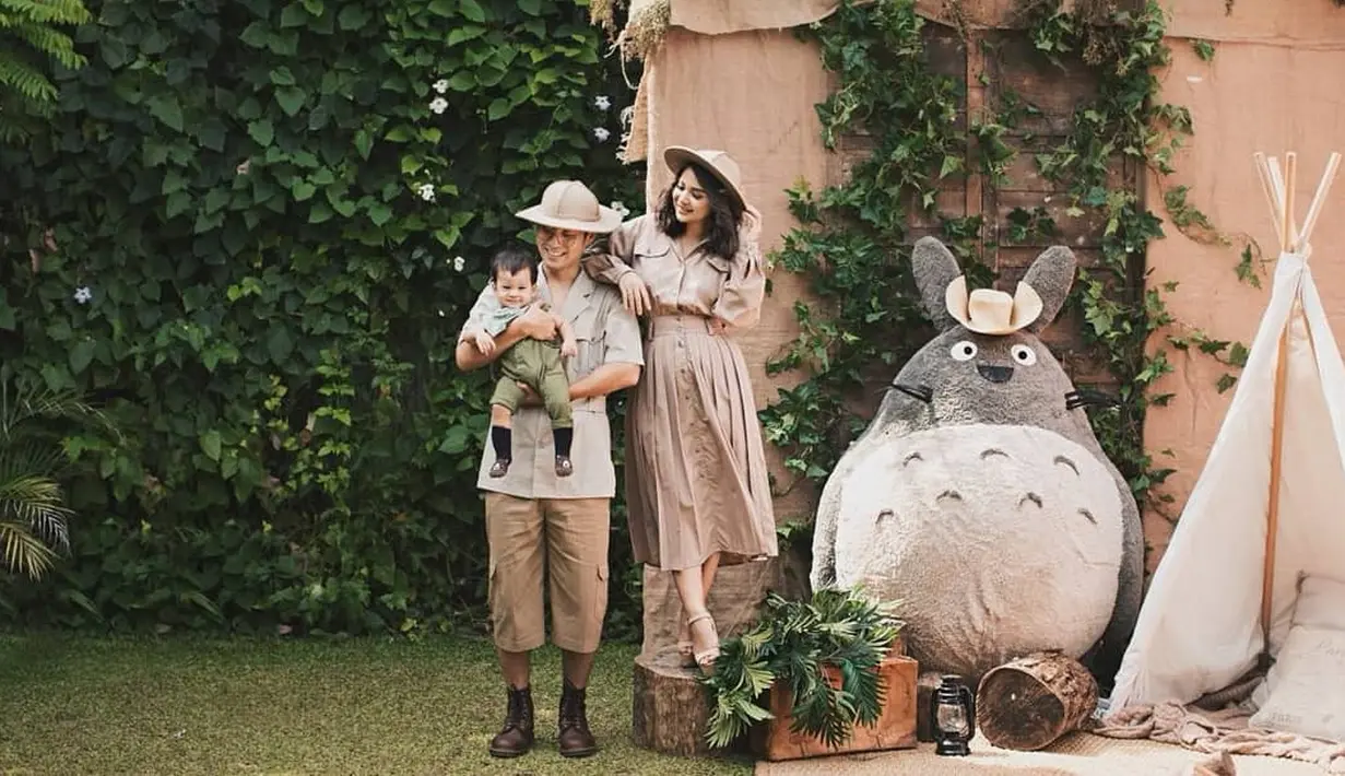 Putri Titian dan Junior kerap mengunggah potret keharmonisan rumah tangganya melalui media sosial. Mereka juga tak lupa mengunggah tingkah lucu dari Lori. (Foto: instagram.com/juniorliem)