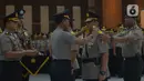 Kapolri Idham Azis mengganti tanda jabatan kepada pejabat baru Kapolda Metro Jaya Irjen Pol Nana Sujana saat Serah Terima Jabatan Kapolda Metro Jaya di Jakarta, Selasa (7/1/2020). Nana Sudjana menggantikan Komjen Gatot Eddy yang ditunjuk menjadi wakapolri. (merdeka.com/Imam Buhori)