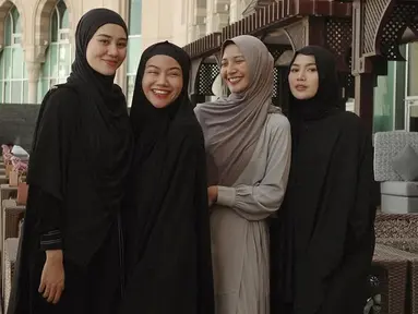 Mahalini, Aaliyah, Yura Yunita dan Sheila Dara memperlihatkan keakraban selama umrah. Hubungan persahabatan yang telah terjalin sebelumnya itu tampaknya menjadi landasan bagi mereka untuk melaksanakan ibadah umrah bersama, bareng suami masing-masing. (Liputan6.com/IG/@aaliyah.massaid)