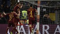 Selebrasi gol pertama AS Roma ke gawang Juventus pada laga lanjutan Serie A yang berlangsung di Stadion Olimpico, Roma, Senin (13/5). AS Roma menang 2-0 atas Juventus. (AFP/Filippo Monteforte)