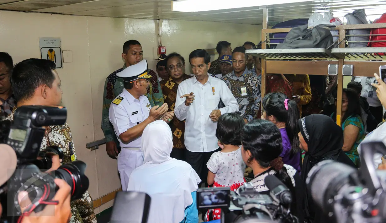 Presiden Jokowi saat meninjau ke Kapal Tidar, kapal penumpang kelas ekonomi milik Pelni, di Pelabuhan Tanjung Priok, Jakarta, Rabu (17/6/2015). Kedatangan Jokowi untuk mengecek segala persiapan jelang Ramadan 1436 H. (Liputan6.com/Faizal Fanani)