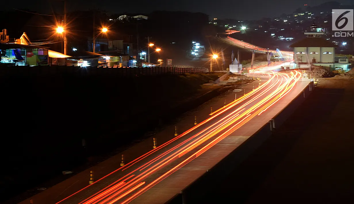 Sejumlah kendaraan saat melewati jalan tol fungsional Batang-Semarang Seksi V Kaliwungu-Krapyak, Jawa Tengah, Senin (11/6). Jalan Tol Batang-Semarang mulai beroperasi secara fungsional  hanya diperuntukkan bagi kendaraan kecil. (Liputan6.com/Gholib)