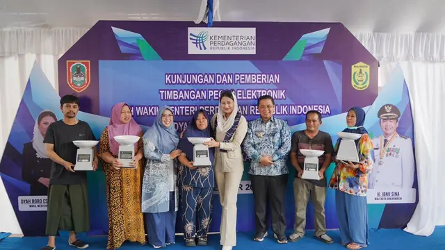 Wamendag Bagikan 50 Timbangan di Pasar Pandu Banjarmasin