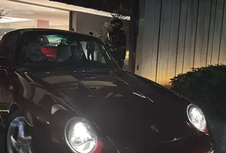 Sebuah Porsche berwarna merah marun melaju lebih dahulu, disusul Porsche berwarna perak. (Liputan6.com/Ady Anugrahadi)