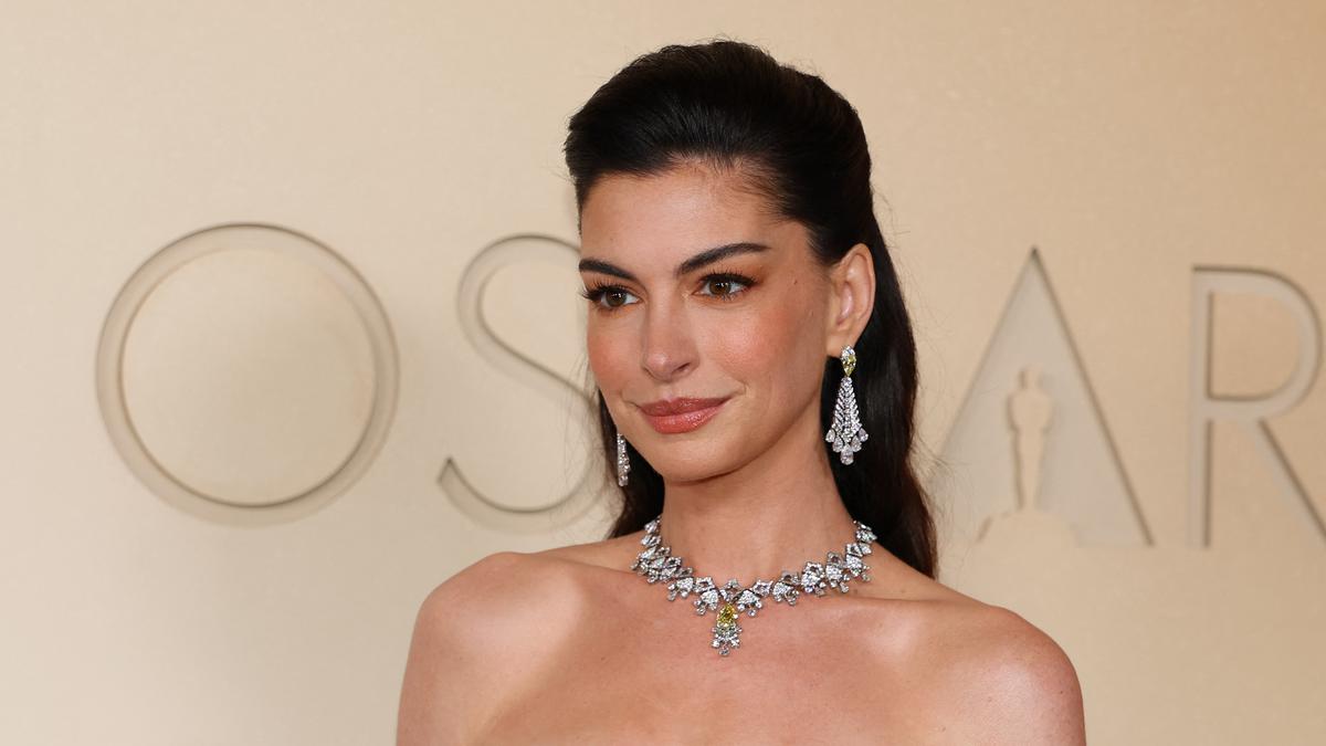 Cara Unik Anne Hathaway Hadapi Penuaan Diri: Dari Kepangan Mini, hingga Baju Renang Gemas