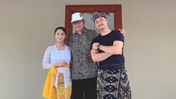 Dalam kunjungannya ke Bali, ia pun sempatkan untuk mampir di kediaman Wakil Bupati Badung, Bali. Terlihat bahwa DP dan suami sangat akrab dan malah menginap di kediamannya. (Liputan6.com/IG/@dewiperssikreal)