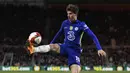 <p>Mason Mount bisa dibilang menjadi salah satu pemain terbaik Chelsea pada musim ini. Penampilannya yang konsisten ditambah fleksibilitas sebagai pemain tengah, membuatnya menjadi pilihan utama Thomas Tuchel. Ia juga mampu berada di puncak daftar untuk sejumlah statistik Chelsea musim ini, termasuk gol terbanyak (10) dan assist terbanyak (15). Sejauh ini, Mount telah mencatatkan 48 penampilan di semua kompetisi dengan 3.377 bagamenit bermain. (AFP/Oli Scarff)</p>
