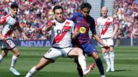 Pedro Diaz dan Lamine Yamal berebut bola dalam laga La Liga antara Barcelona vs Rayo Vallecano di Camp Nou, 22 Maret 2026. (AP Photo/Joan Monfort)