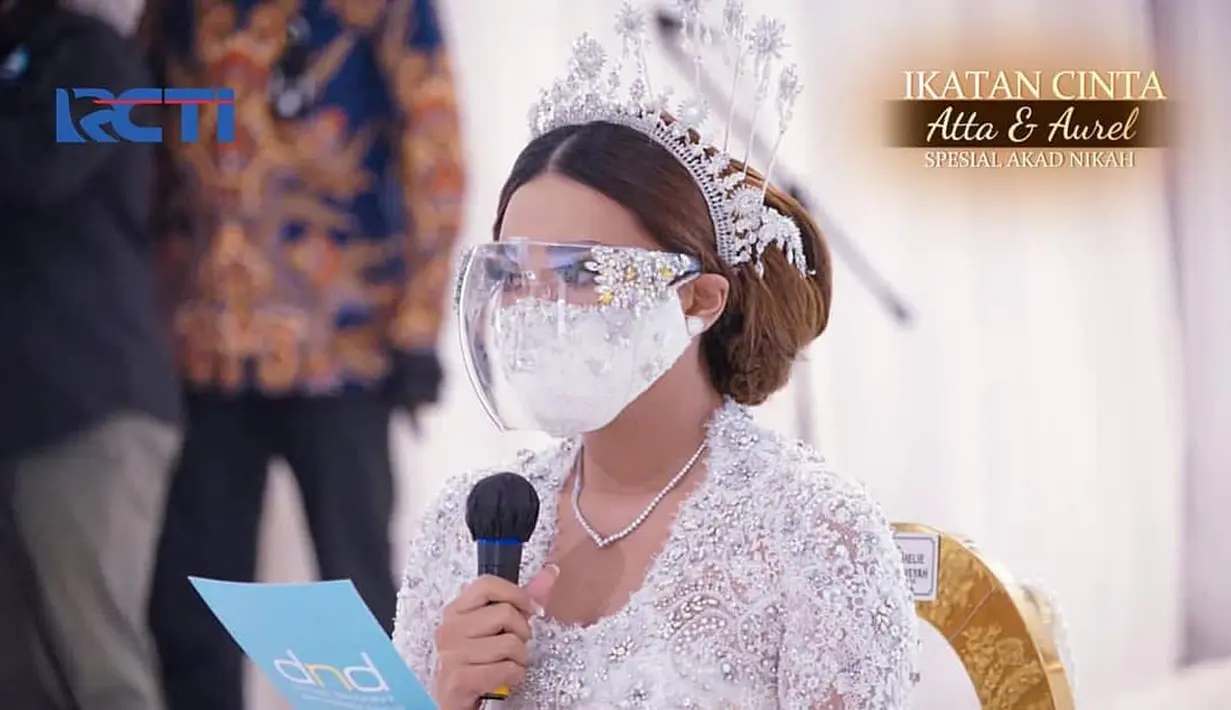 Suasana akad nikah makin terlihat sakral dengan penampilan serba putih dari Atta dan Aurel. Di mana Atta mengenakan setelan jas dan juga kopiah berwarna putih, dan Aurel cantik nan anggun dengan kebaya putih beserta mahkota silver di kepalanya. (Livestreaming RCTI)