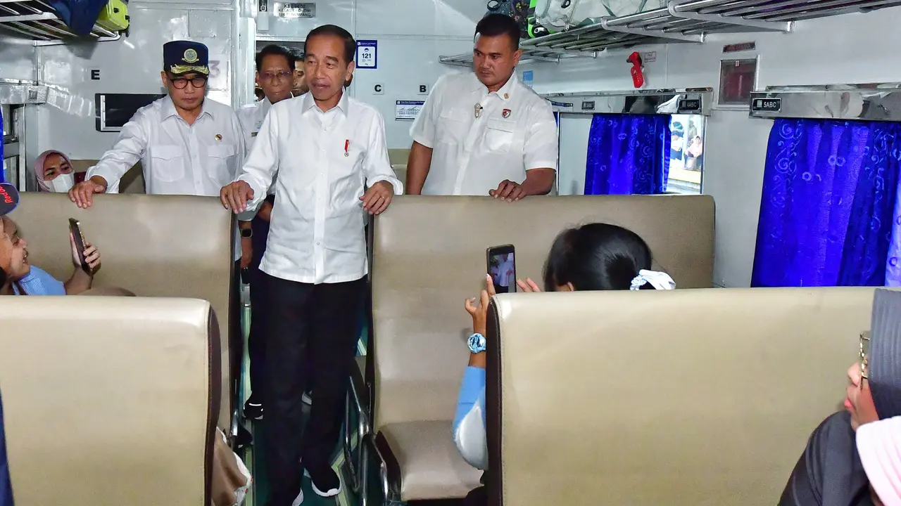 Presiden Joko Widodo atau Jokowi meninjau arus mudik Lebaran 2024 di Stasiun Pasar Senen Jakarta Pusat, Senin (8/4/2024).