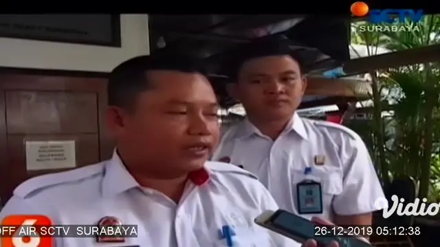 Rutan Klas I Surabaya memberikan remisi Natal untuk 24 warga binaan.
Pemberian remisi tersebut digelar secara simbolis di Gereja Efesus yang berada di dalam Rutan Klas I Surabaya bersamaan dengan misa Natal.