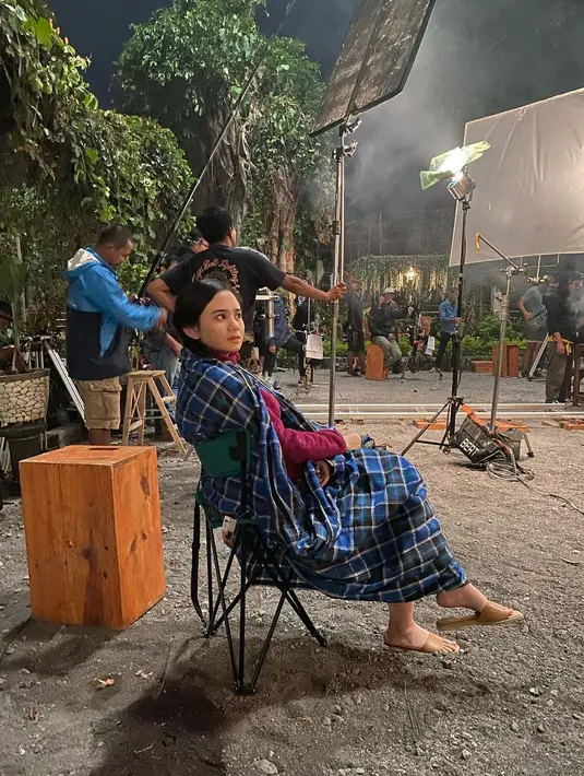 Saat berada di lokasi syuting, perempuan kelahiran 24 Juli 2002 tampil mengenakan sarung bermotif kotak-kotak berwarna biru yang menutupi pakaiannya dan diunggah di akun Instagramnya. (Instagram/tissabian)