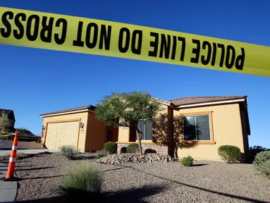 Garis polisi terpasang di rumah pelaku penembakan Las Vegas, Stephen Paddock (64), di Mesquite, Nevada, Amerika Serikat, Senin (2/10). Paddock tinggal di wilayah yang kebanyakan penghuninya adalah pensiunan di Mesquite. (AP Photo/Chris Carlson)