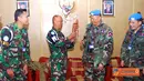 Citizen6, Lebanon: Acara diakhiri dengan pemberian cindera mata dari Dansatgas Konga XXV-D/Unifil Letkol Cpm Ida Bagus kepada Komandan Kontingen Cambodia Kolonel Kunthea Pen, dilanjutkan foto bersama. (Pengirim: Badarudin Bakri)