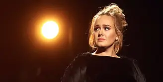 Adele kembali datang dengan kabar menyedihkan untuk para penggemarnya. Setelah pembatalan konser yang membuat fansnya sangat kecewa, kini Adele punya rencana lainnya. (AFP/Bintang.com)