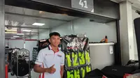 Rider Moto2 asal Indonesia, Mario Aji, berpose di paddock timnya jelang balapan di Pertamina Mandalika&nbsp;International Street Circuit.