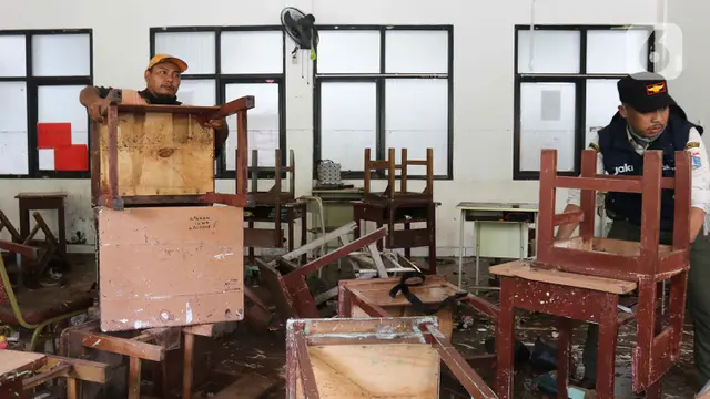 Petugas Gabungan Bersihkan MTSN 19 Jakarta Usai Diterjang Banjir
