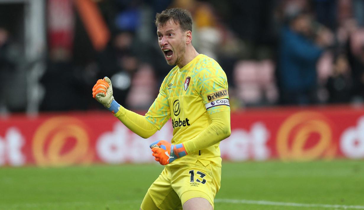 Selebrasi penjaga gawang Bournemouth, Neto setelah mengetahui Mohamed Salah gagal mengeksekusi penalti dalam pertandingan pekan ke-27 Premier League 2022/2023, Sabtu (11/3/2023) malam WIB. (AFP/Steve Bardens)